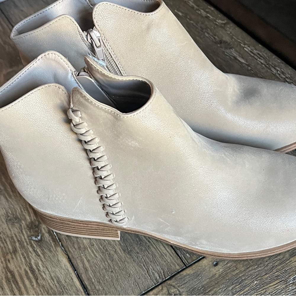 🟠NWT MIA Zip-Up Ankle Boots with Braid Detail in Tan Sz 9.5